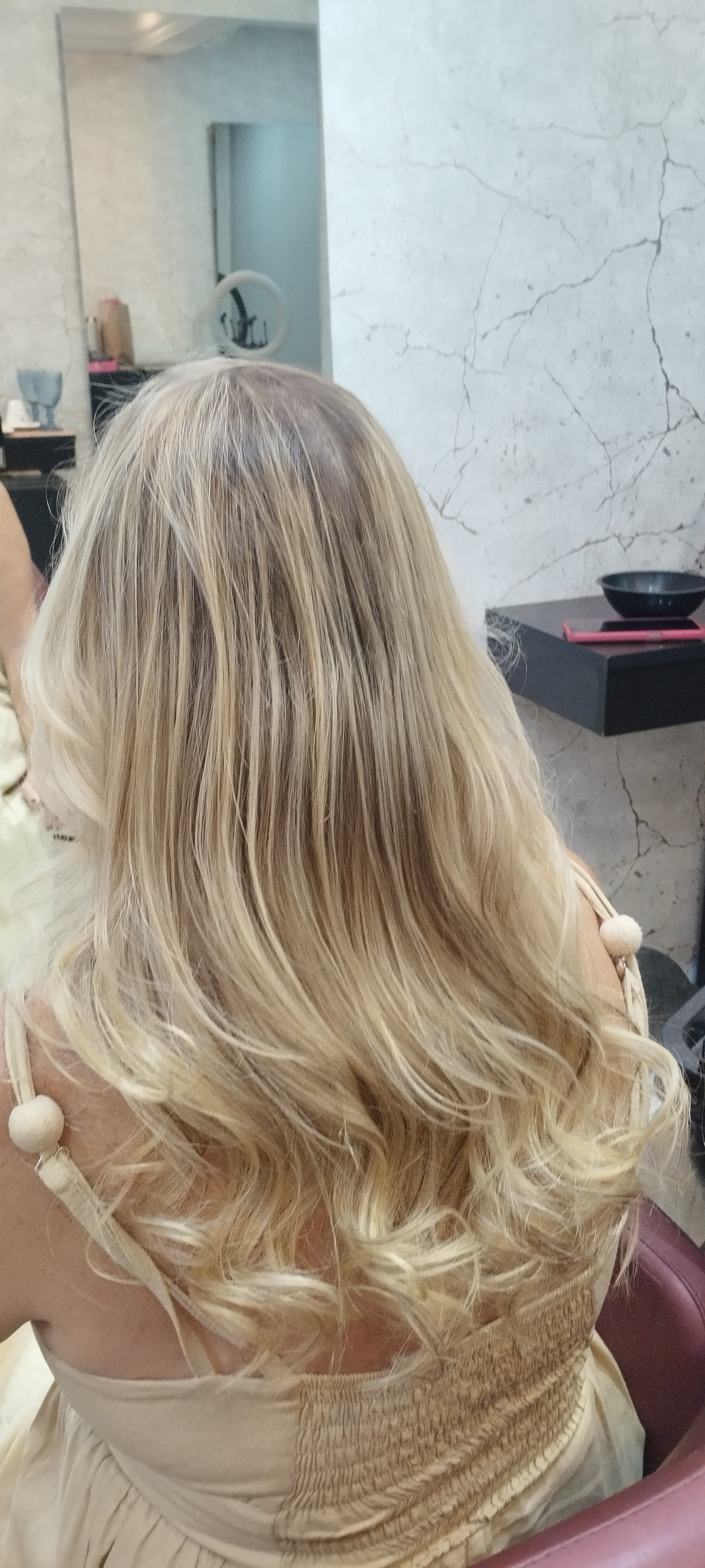 Depois: cabelo loiro com mais comprimento, densidade e acabamento